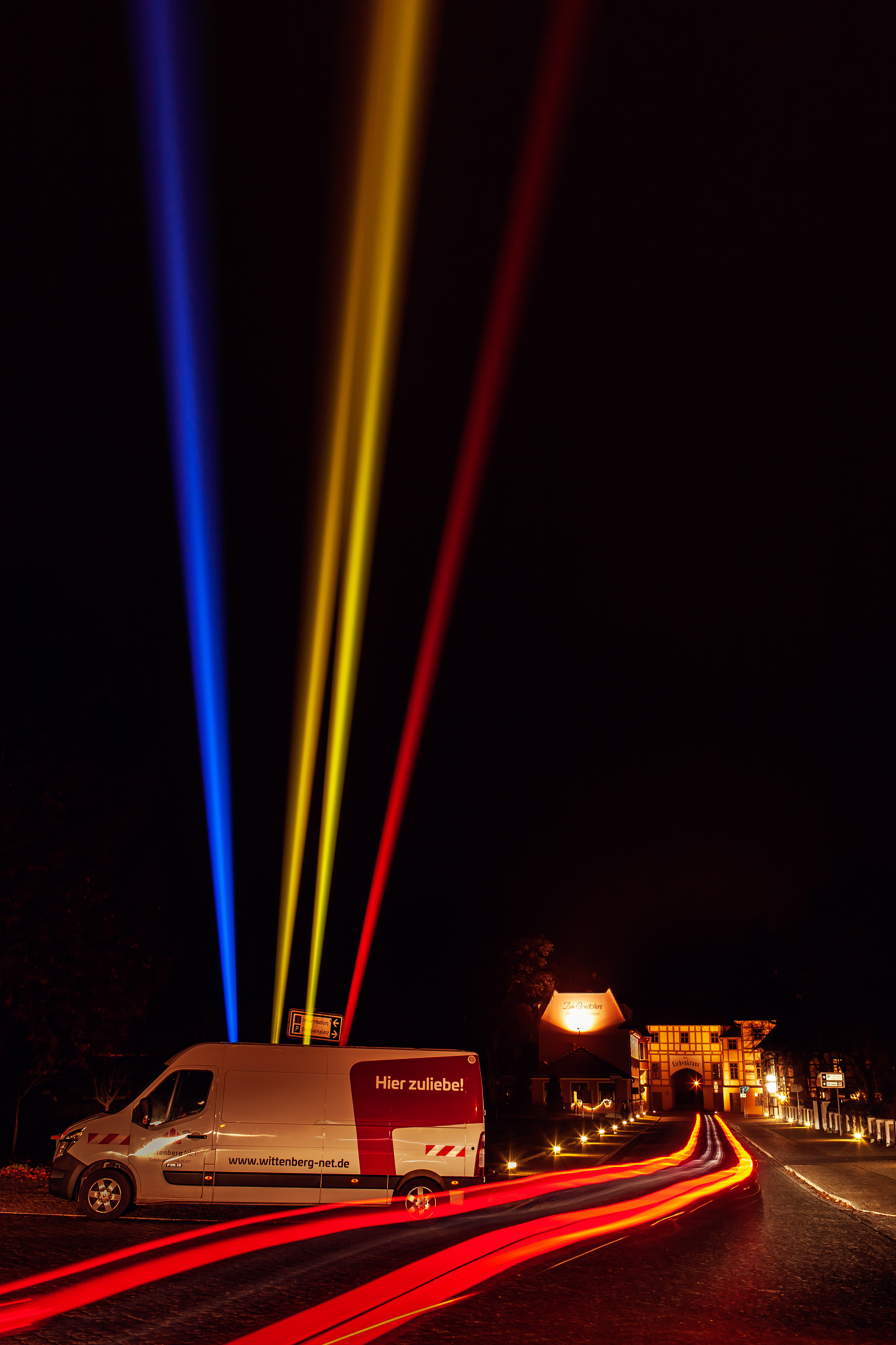 Wittenberg net Transporter vor der Lichtinstallation in Oranienbaum-Wörlitz